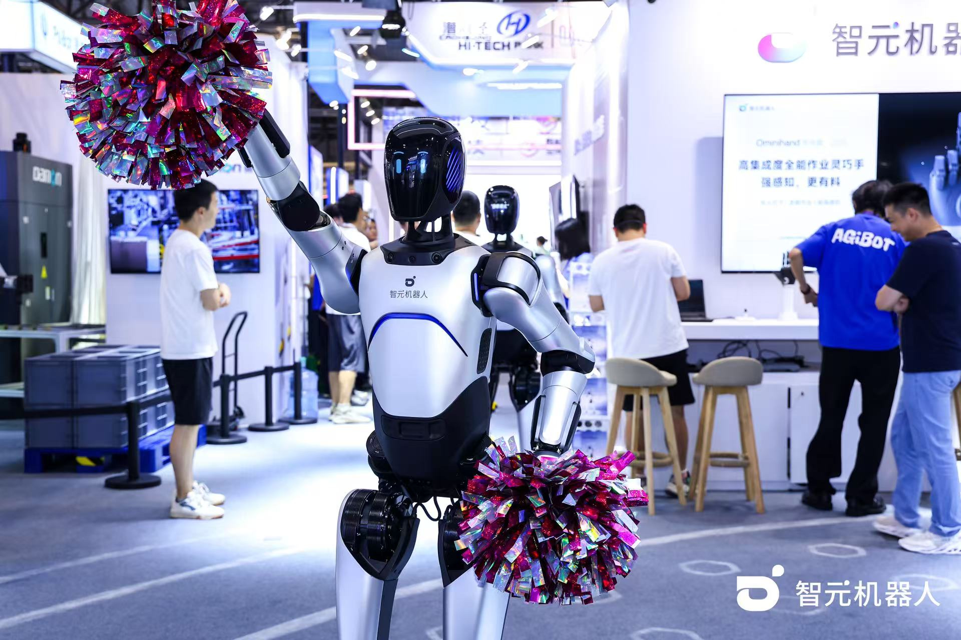星空xingkong机器人 WAIC 首日展台火爆，机器...